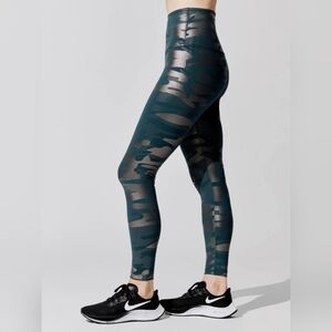 Beyond Yoga High Waisted Midi Legging In Hunter Green Gunmetal Camp Large